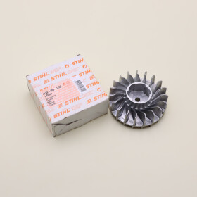 NEU Original Stihl FS 120 200 250 300 350 380 Schwungrad...